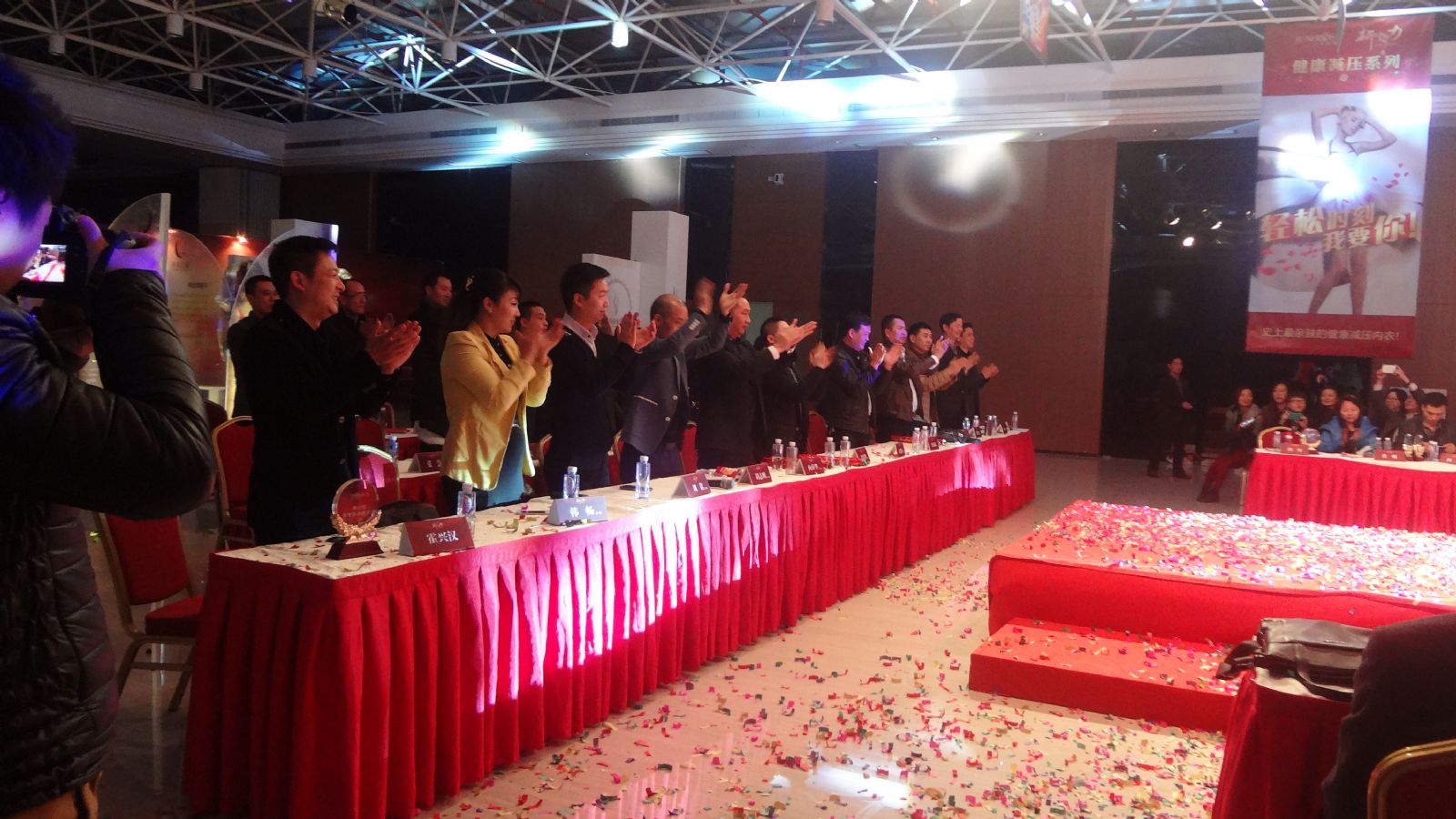 六月玫瑰2013年终总结大会暨2014秋冬产品订货会成功举行